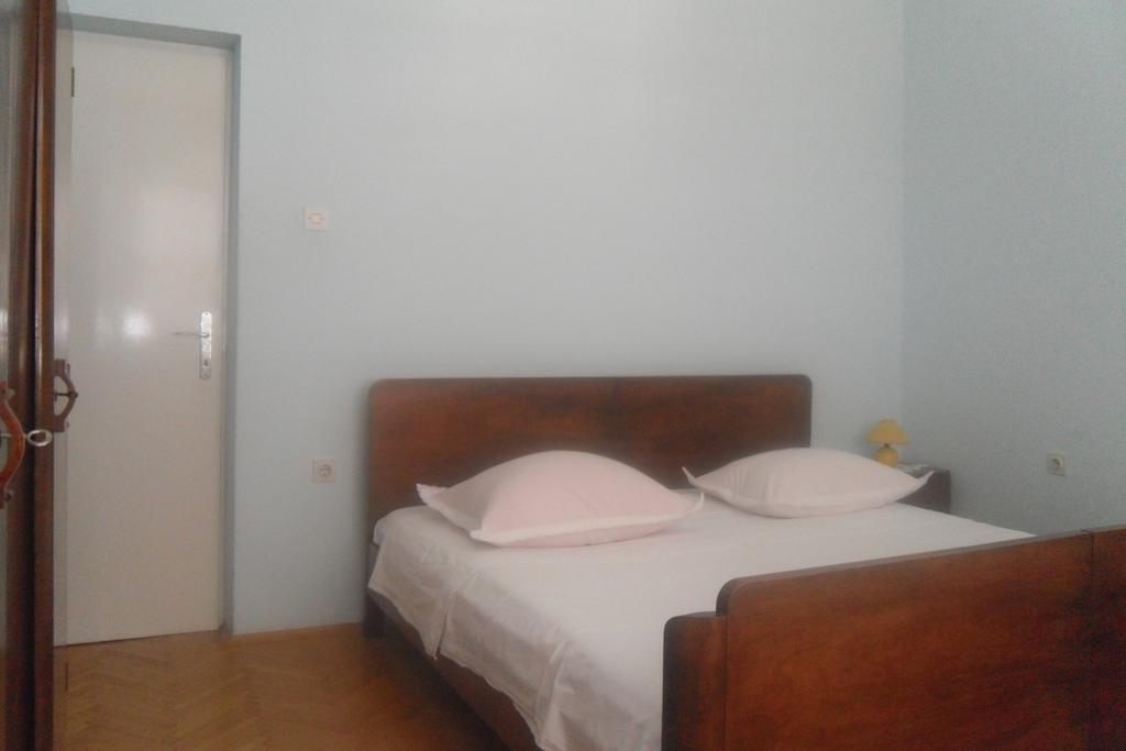 Hostel Guesthouse Mira أوميس الغرفة الصورة