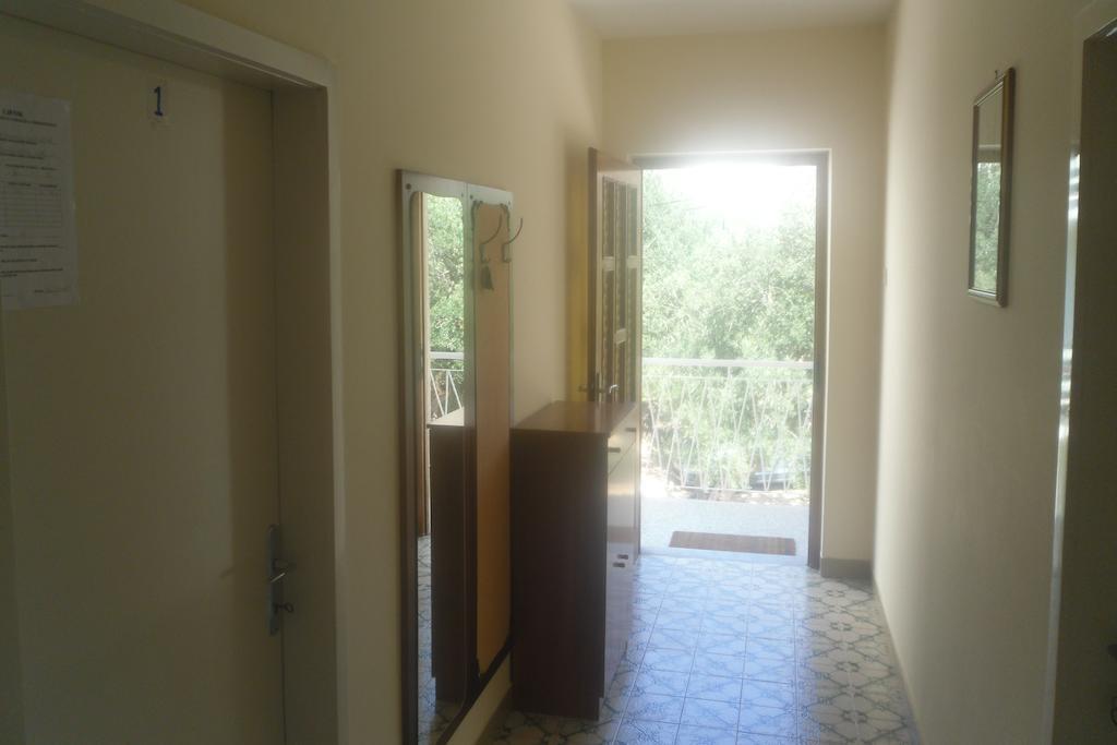 Hostel Guesthouse Mira أوميس الغرفة الصورة