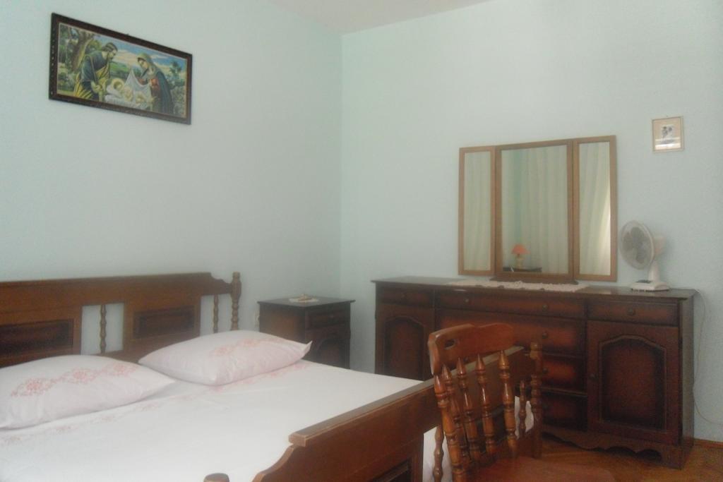 Hostel Guesthouse Mira أوميس الغرفة الصورة